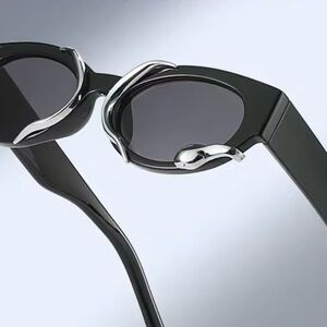 CATEYE BLACK SUNNIES WITH SILVER SNAKE TRIM-NEW